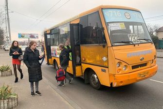 На глазах пассажиров: в Одессе посреди рейса подрались два водителя маршруток. Фото