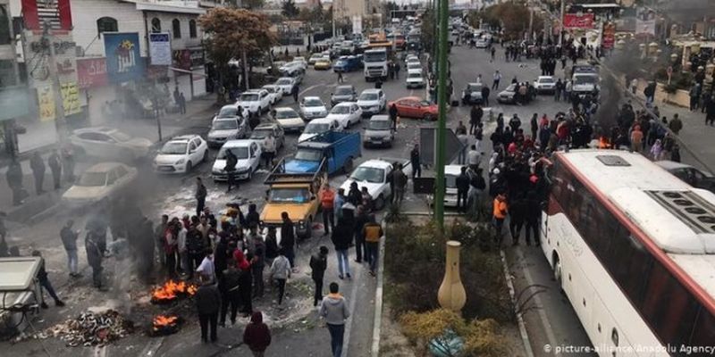 В Иране во время протестов погибли 12 человек