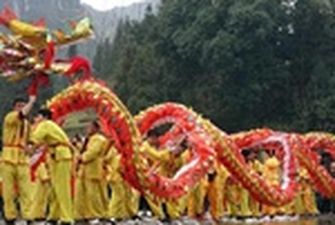 Китайский Новый год во Вьетнаме: желто-розовые "елки", живой карп на столе и очередь за деньгами