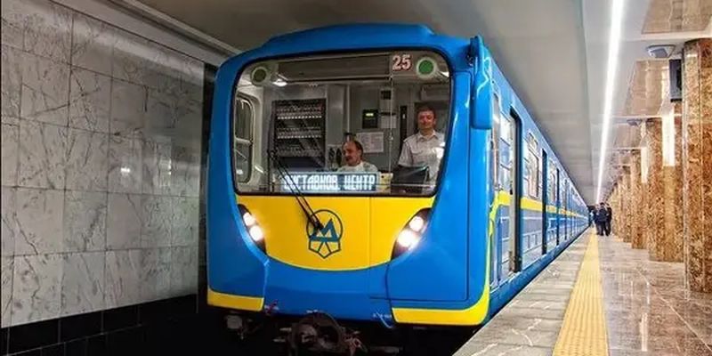 В Киеве девушка попала под поезд метро, ограничено движение на "синей" ветке