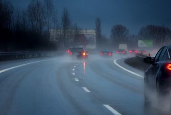Черный лед на дороге: чем он опасен и как его определить