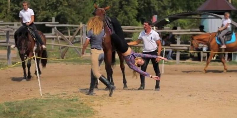 Леся Нікітюк у пошуках містики нарвалася на коня: благородна тварина влаштувала ще той цирк, фото