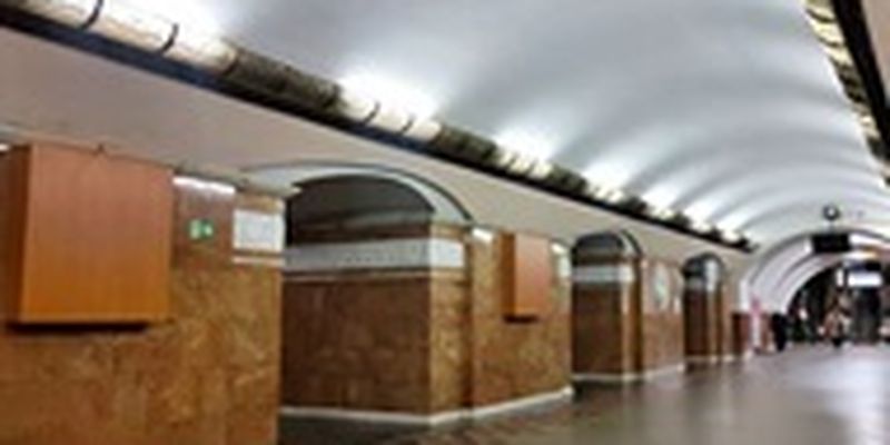 В Киеве в метро пассажир упал на пути: ограничено движение поездов