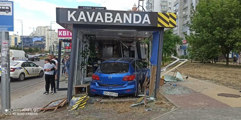 В Киеве автомобиль въехал в кафе на остановке общественного транспорта, есть пострадавшие