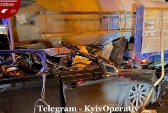 В Киеве авто на скорости влетело в грузовик - водитель в тяжелом состоянии: фото и видео