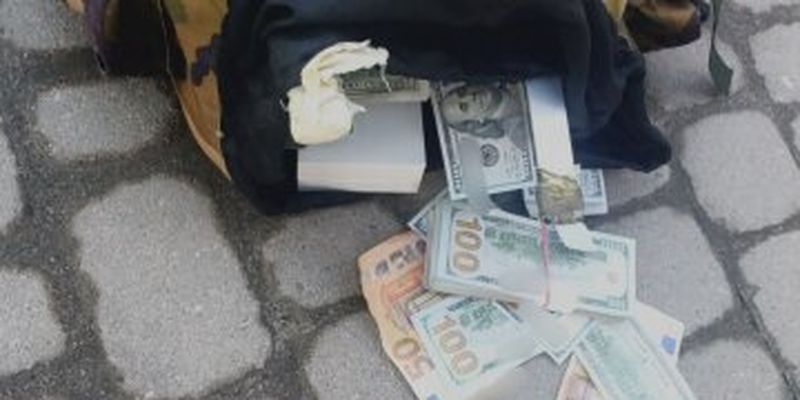 Нашел 85 млн и ювелирку в рюкзаке под кустами: во Львове мужчин подозревают в ограблении банка