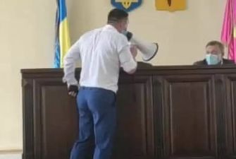 Перекрикивал с громкоговорителем: под Харьковом депутат устроил шоу на сессии