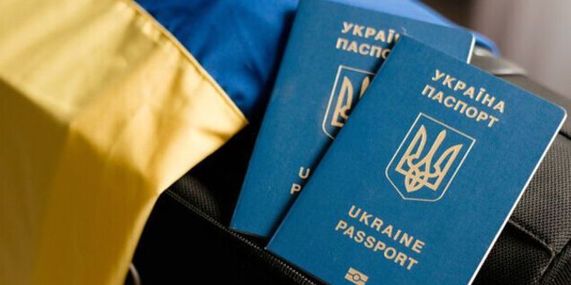 За границей перестали выдавать паспорта военнообязанным украинцам: Чалый указал на главную нестыковку