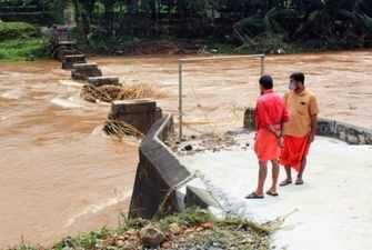 Наводнения в Индии и Непале: число жертв превысило 150