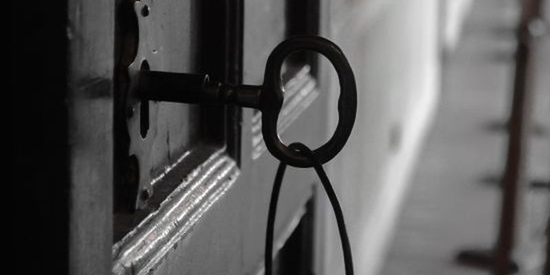 У РФ пенсіонер повісився на мотузці від ключів, відкриваючи двері до квартири