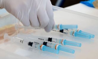 В Украине за сутки медики привили от коронавируса более 100 тысяч человек