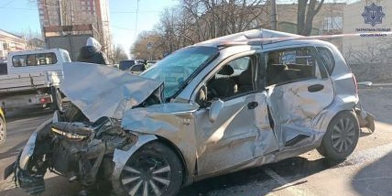 В Одессе водитель автобуса устроил массовое ДТП: патрульные показали последствия аварии