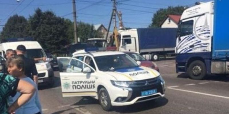Во Львове женщины попали под колеса авто патрульной полиции: видео