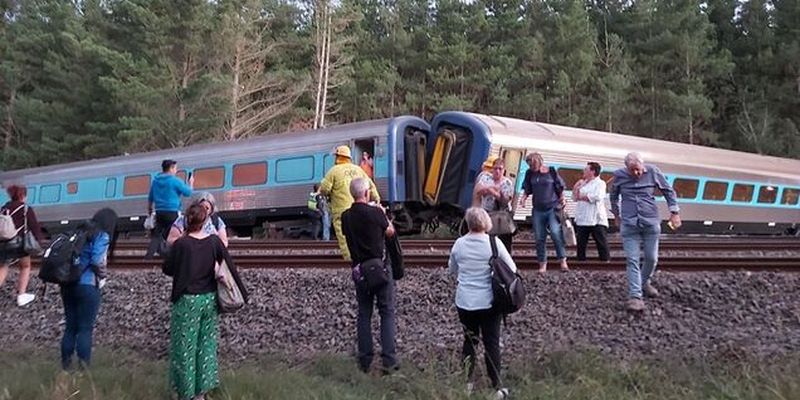 В Австралии поезд сошел с рельсов: есть погибшие. Фото