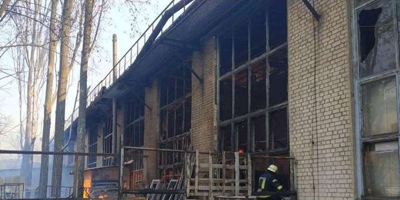 Як вогнеборці боролися з масштабною пожежею на складах у Києві