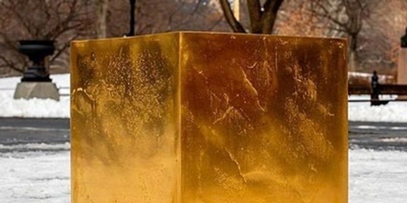 В парке Нью-Йорка появился куб из чистого золота