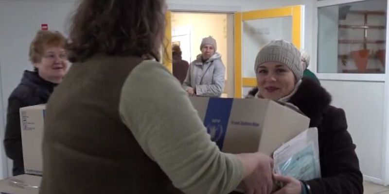 Украинцам выдают продукты, лекарства и одежду: получить могут все