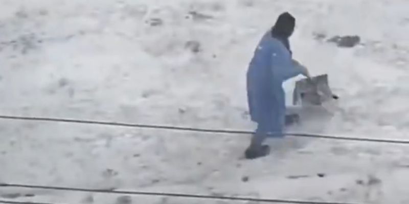 Уборщица, попавшая на видео, озадачила киевлян, которые ее наблюдали