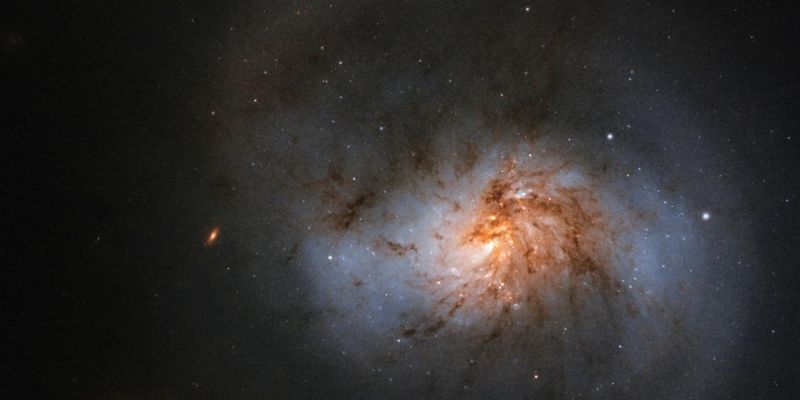 Телескоп Hubble зробив незвичайний знімок спіральної галактики з перемичкою