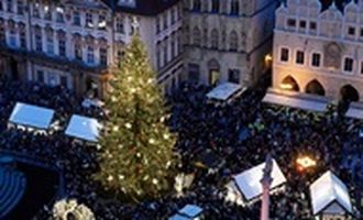 В Праге после двухлетнего перерыва зажгли Рождественскую елку