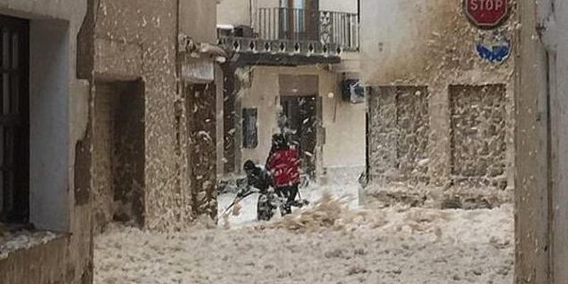 Улицы Испании затопили реки "взбитых сливок": удивительные фото и видео