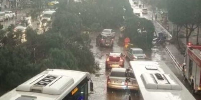 В Анталии из-за сильных дождей и ветра объявили "красный" уровень опасности