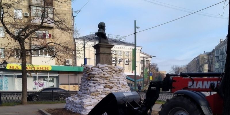 В Харькове памятник Пушкину обкладывают мешками с песком, пока его судьбу решит Кабмин