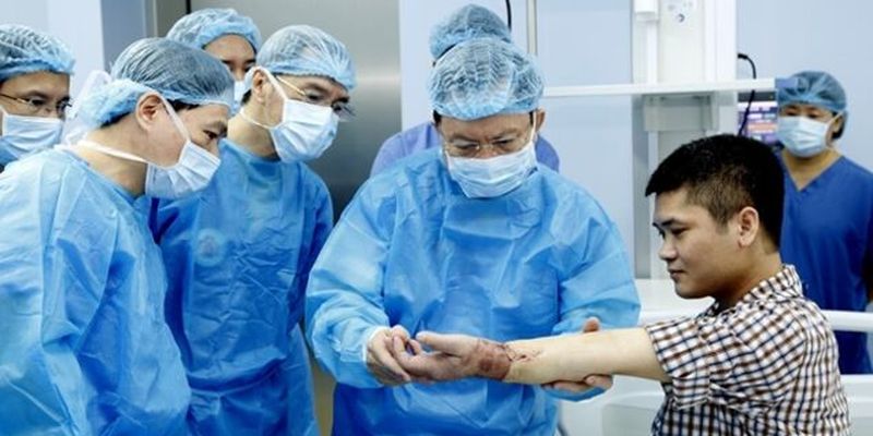 Медики впервые в истории пересадили человеку руку от живого донора