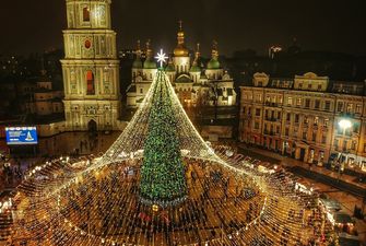 Неуместные траты: власти Киева просят не ставить новогоднюю елку на Софийской площади