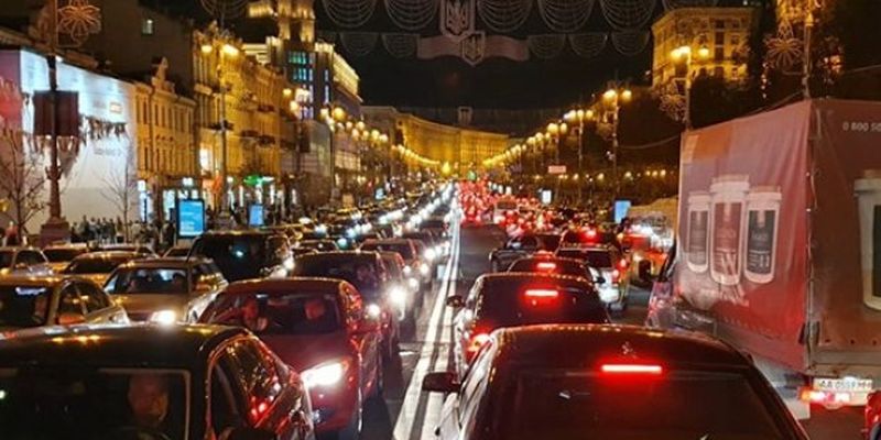 Киев сковали многочисленные вечерние пробки