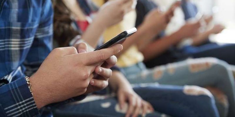 Чи треба забороняти смартфони в школах. Що насправді передбачає скандальний законопроєкт?