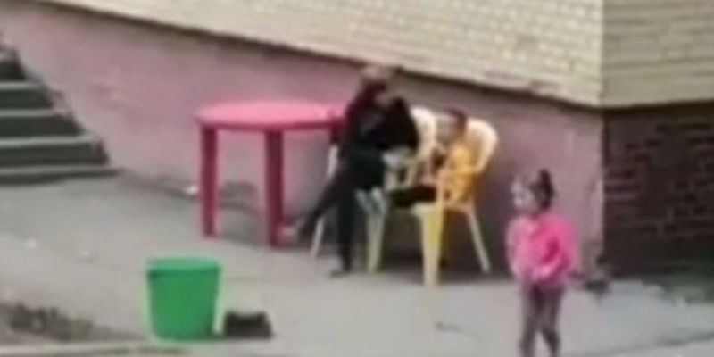 Била по лицу и трясла: в Одессе воспитательница детского сада издевалась над ребенком