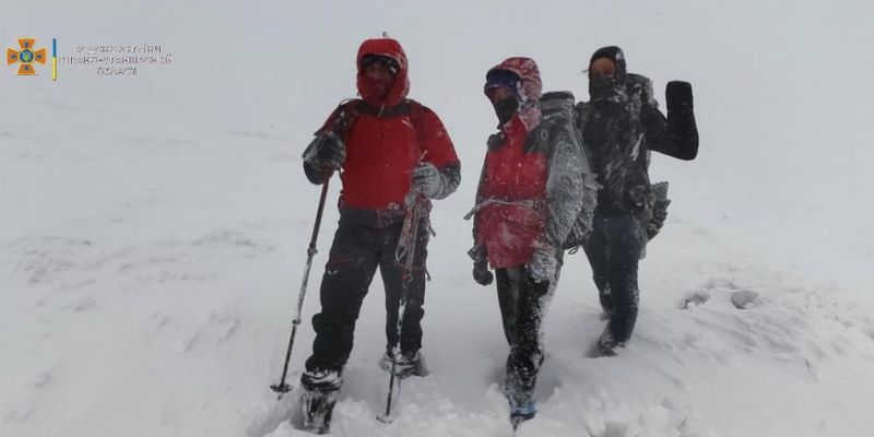Зима навіть не почалася: в Карпатах врятували туристів, яких зненацька заскочив перший сніг