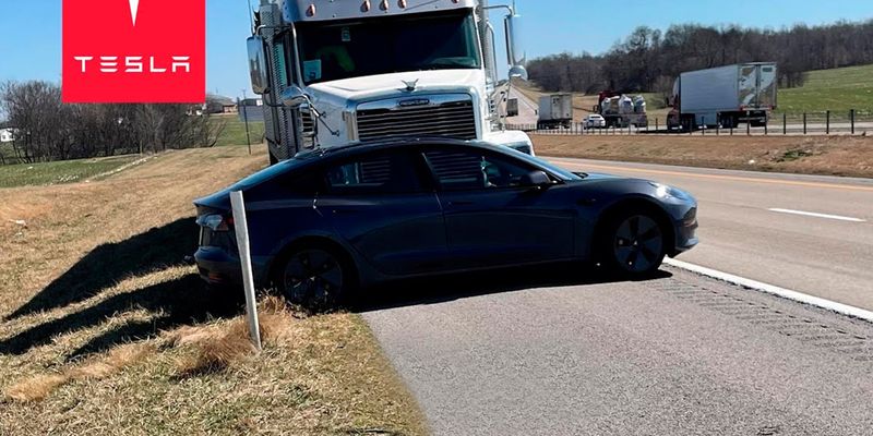 Аварія дня: водій вантажівки не помітив електромобіль Tesla Model 3 та протягнув його близько кілометра