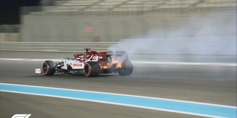 Болид Формулы-1 загорелся во время тренировки