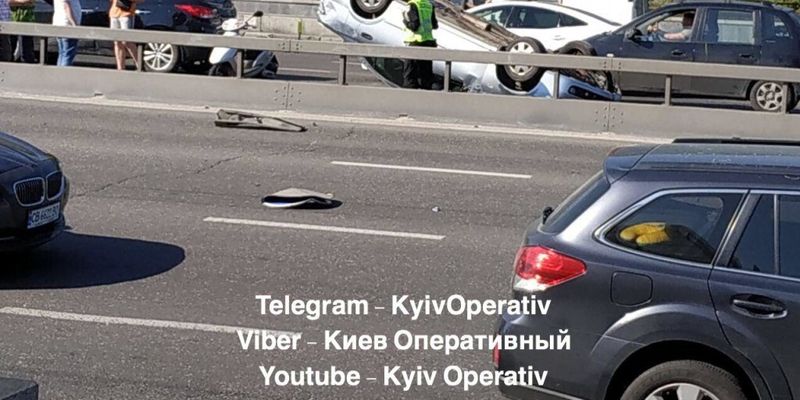 В Киеве произошла серьезная авария с переворотом: фото и видео с места ДТП