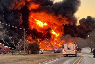 В США взорвался поезд с нефтепродуктами: фото и видео "адского" ДТП
