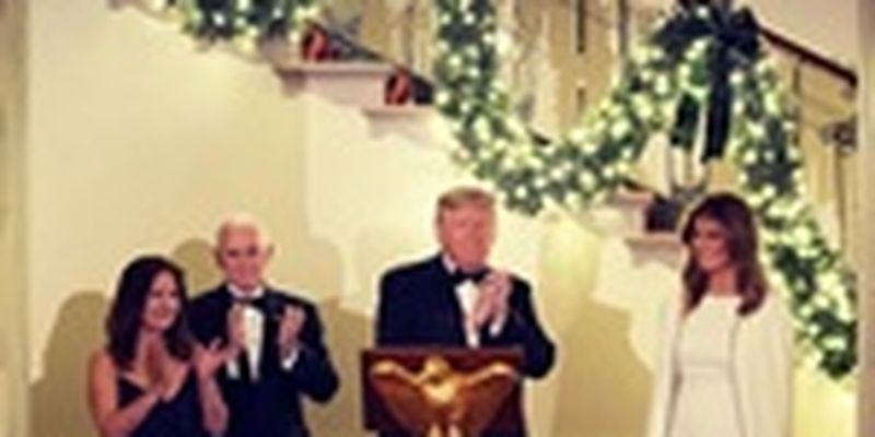 Дональд и Мелания Трамп провели традиционный рождественский бал в Белом доме