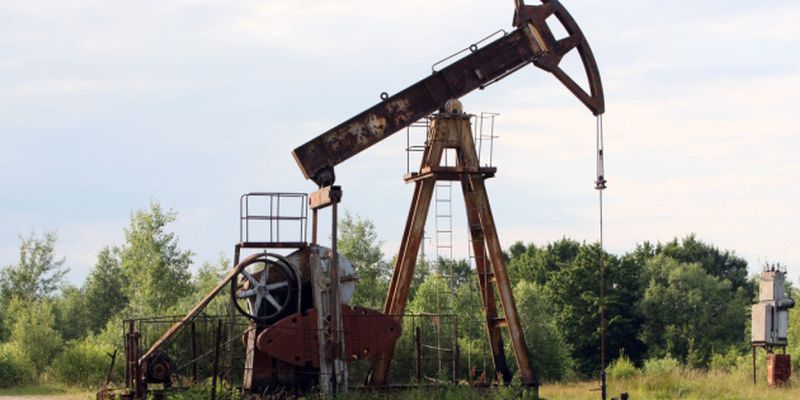 Цены на нефть остаются высокими: Brent торгуется около $84,5 за баррель