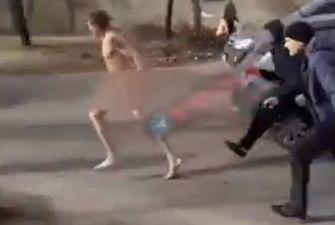 В Одессе неадекват сбежал из психушки и бегал голым по улице