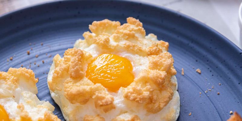 Воздушная яичница "Облако": как вкусно и интересно приготовить блюдо на завтрак