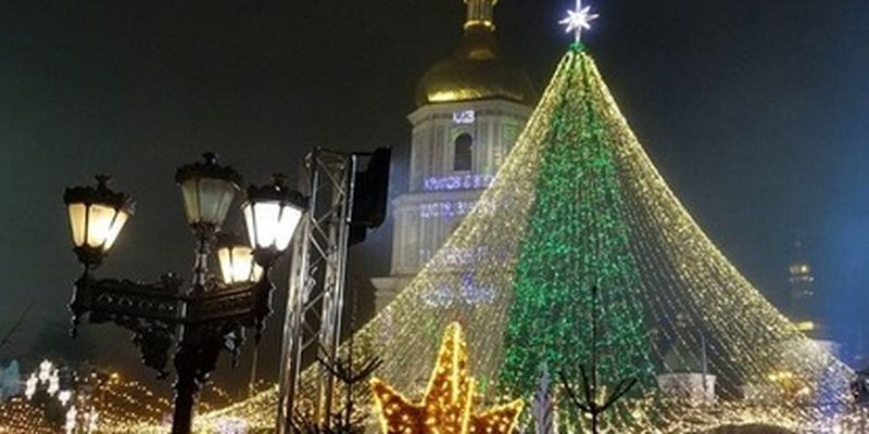 Уже немного поржавела: фото и видео установки главной новогодней елки Украины