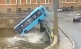 Трое погибших: в Петербурге бывший кондуктор утопил автобус в Мойке
