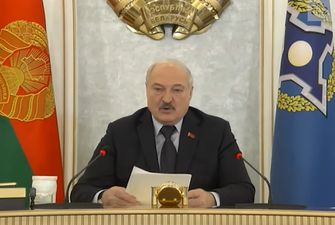 Олександр Лукашенко вручив букет квітів людині без рук і поплескав його по плечу