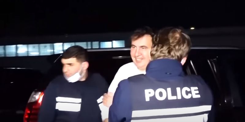 Михеил Саакашвили, который едва ходит из-за голодовки, согласился на три условия
