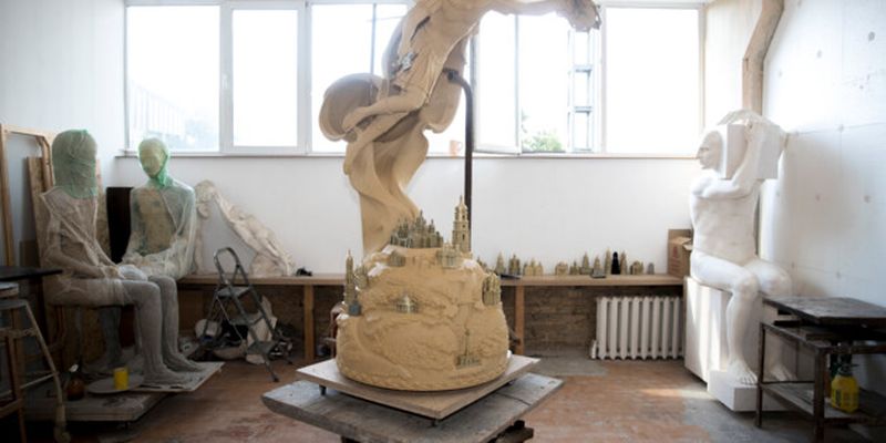 Появились фото и видео, как создают скульптуру хранителя Киева для фонтана на Владимирской горке