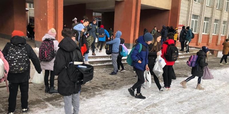 Во Львове "заминировали" все школы - детей эвакуировали: фото и видео