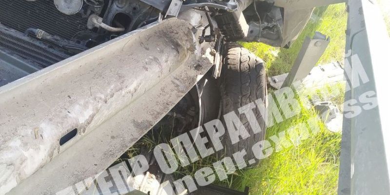 Водитель превысил скорость: Авто Toyota Prado в Днепре врезалось в отбойник