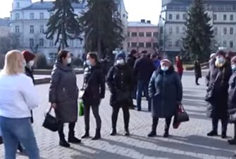 Одна на 17 хворих: медики інфекційної лікарні Франківська вийшли на протест через невиплату надбавок