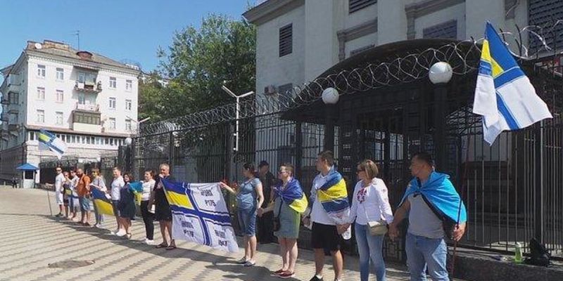 Под посольством РФ в Киеве состоялась акция в поддержку пленных моряков